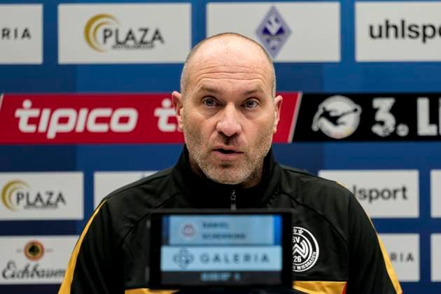 Daniel Scherning (Trainer, Cheftrainer, SVWW), Einzelbild, Einzelfoto, Aktion, Action, bei der Pressekonferenz nach dem Spiel, PK, press conference, PK, Pressekonferenz Pressetermin, Medientermin, 22.11.2025, Mannheim (Deutschland), Fussball, 3. Liga, SV Waldhof Mannheim - SV Wehen Wiesbaden, DFB DFL REGULATIONS PROHIBIT ANY USE OF PHOTOGRAPHS AS IMAGE SEQUENCES AND OR QUASI-VIDEO.