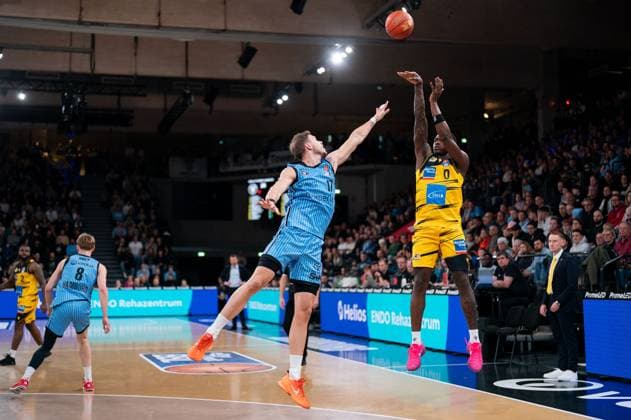 Babacar Sane (MHP RIESEN Ludwigsburg, 00) beim Wurf, Niklas Wimberg (Veolia Towers Hamburg, 17), GER, Veolia Towers Hamburg vs MHP Riesen Ludwigsburg, Basketball, Bundesliga, Spieltag 8, Saison 2025 2026, 22.11.2025 GER, Veolia Towers Hamburg vs MHP Riesen Ludwigsburg, Basketball, Bundesliga, Spieltag 8, Saison 2025 2026, 22.11.2025 Hamburg Copyright: xEibner-Pressefoto MaxxVincenx EP_MVN