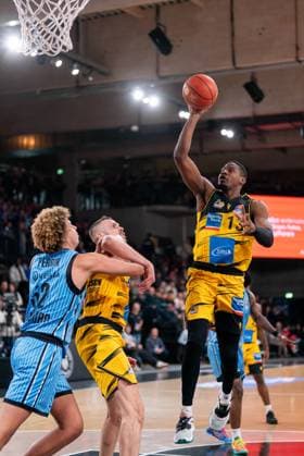 Yorman Polas Bartolo (MHP RIESEN Ludwigsburg, 13) beim Wurf, GER, Veolia Towers Hamburg vs MHP Riesen Ludwigsburg, Basketball, Bundesliga, Spieltag 8, Saison 2025 2026, 22.11.2025 GER, Veolia Towers Hamburg vs MHP Riesen Ludwigsburg, Basketball, Bundesliga, Spieltag 8, Saison 2025 2026, 22.11.2025 Hamburg Copyright: xEibner-Pressefoto MaxxVincenx EP_MVN