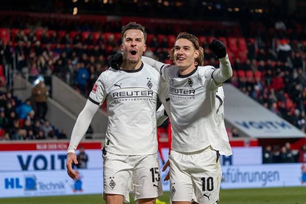 Jubel von Haris Tabakovic (Borussia Mönchengladbach, 15) und Florian Neuhaus (Borussia Mönchengladbach, 10) GER, 1. FC Heidenheim 1846 vs. Borussia Mönchengladbach, Fussball, 1. Bundesliga, 11. Spieltag, Spielzeit 2025 2026, 22.11.2025, DFL REGULATIONS PROHIBIT ANY USE OF PHOTOGRAPHS AS IMAGE SEQUENCES AND OR QUASI-VIDEO, GER, 1. FC Heidenheim 1846 vs. Borussia Mönchengladbach, Fussball, 1. Bundesliga, 11. Spieltag, Spielzeit 2025 2026, 22.11.2025, Heidenheim Copyright: xEibner-Pressefoto EdwardxCheungx EP_ECG