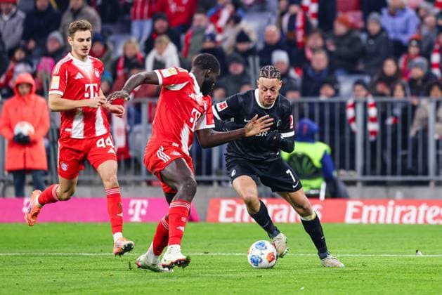 Derry Scherhant (7, SC Freiburg) und Dayot Upamecano (2, FC Bayern München), im Hintergrund Josip Stanisic (44, FC Bayern München) beim Spiel zwischen FC Bayern München v SC Freiburg, Fußball, Herren, Bundesliga, 2025 2026, 11.Spieltag am 22.11.2025 in München, Allianz-Arena. DFL and DFB regulations prohibit any use of photographs as image sequences and or quasi-video. Bayern Deutschland