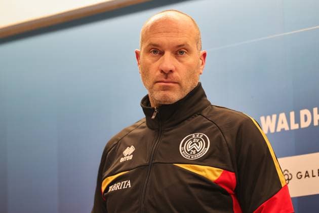 Daniel Scherning (SV Wehen Wiesbaden,Cheftrainer) ist entseuscht nach der Pressekonferenz. GER, SV Waldhof Mannheim gegen SV Wehen Wiesbaden, Fussball, 3.Liga, 15.Spieltag, Spielzeit 2025 2026, 22.11.2025. (DFL DFB REGULATIONS PROHIBIT ANY USE OF PHOTOGRAPHS as IMAGE SEQUENCES and or QUASI-VIDEO). GER,SV Waldhof Mannheim gegen SV Wehen Wiesbaden, Fussball, 3.Liga, 15.Spieltag, Spielzeit 2025 2026, 22.11.2025. Mannheim Copyright: xEibner-Pressefoto JoergxHirschx EP_JHH
