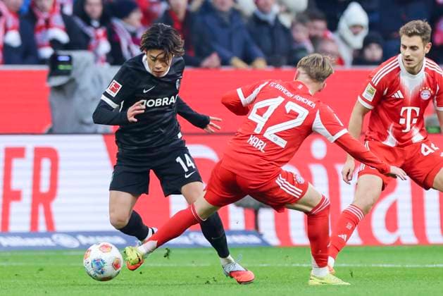 Yuito Suzuki (SC Freiburg) und Lennart Karl (FC Bayern Muenchen) kaempfen um den Ball, Bundesliga, FC Bayern München v Club Freiburg, Allianz Arena am 22. November 2025 in München, Deutschland. (Foto von Marco Steinbrenner DeFodi Images) Yuito Suzuki (SC Freiburg) und Lennart Karl (FC Bayern Muenchen) battle for the ball, Bundesliga, FC Bayern München v Sport-Club Freiburg, Allianz Arena, November 22, 2025 in München, Germany. (Photo by Marco Steinbrenner DeFodi Images) DFL regulations prohibit any use of photographs as image sequences and or quasi-video.