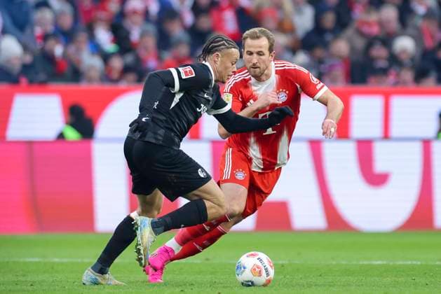 Derry Scherhant (SC Freiburg) und Harry Kane (FC Bayern Muenchen) kaempfen um den Ball, Bundesliga, FC Bayern München v Club Freiburg, Allianz Arena am 22. November 2025 in München, Deutschland. (Foto von Marco Steinbrenner DeFodi Images) Derry Scherhant (SC Freiburg) und Harry Kane (FC Bayern Muenchen) battle for the ball, Bundesliga, FC Bayern München v Sport-Club Freiburg, Allianz Arena, November 22, 2025 in München, Germany. (Photo by Marco Steinbrenner DeFodi Images) DFL regulations prohibit any use of photographs as image sequences and or quasi-video.