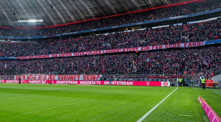 Fanprotest bei den Bayernfans in der Suedkurve mi Transparenten Spruchbaendern mit der Aufschrift: Vereine und Verbaende: den Worten Taten folgen lassen - steht ein fuer eure Fans. Oder soll das die Zukunft sein? GER, FC Bayern Muenchen vs. SC Freiburg, Fussball, Bundesliga, 11. Spieltag, Spielzeit 2025 2026, 22.11.2025. (DFL DFB REGULATIONS PROHIBIT ANY USE OF PHOTOGRAPHS as IMAGE SEQUENCES and or QUASI-VIDEO). GER, FC Bayern Muenchen vs. SC Freiburg, Fussball, Bundesliga, 11. Spieltag, Spielzeit 2025 2026, 22.11.2025. Muenchen Copyright: xEibner-Pressefoto HeikexFeinerx EP_HFR