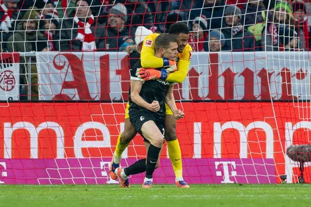 Noah Atubolu (Torwart, SC Freiburg, 1) bedankt sich bei Matthias Ginter (SC Freiburg, 28) nach einer Rettungstat GER, FC Bayern Muenchen vs. SC Freiburg, Fussball, Bundesliga, 11. Spieltag, Spielzeit 2025 2026, 22.11.2025. (DFL DFB REGULATIONS PROHIBIT ANY USE OF PHOTOGRAPHS as IMAGE SEQUENCES and or QUASI-VIDEO). GER, FC Bayern Muenchen vs. SC Freiburg, Fussball, Bundesliga, 11. Spieltag, Spielzeit 2025 2026, 22.11.2025. Muenchen Copyright: xEibner-Pressefoto HeikexFeinerx EP_HFR