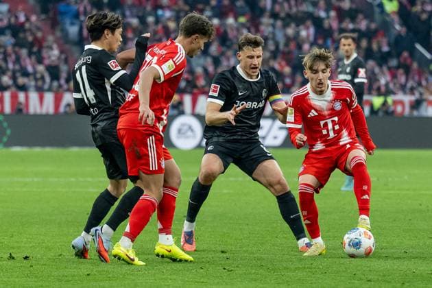 Yuito Suzuki (SC Freiburg, 14) und Maximilian Eggestein (SC Freiburg, 8) gegen Tom Bischof (FC Bayern Muenchen, 20) und Lennart Karl (FC Bayern Muenchen, 42) GER, FC Bayern Muenchen vs. SC Freiburg, Fussball, Bundesliga, 11. Spieltag, Spielzeit 2025 2026, 22.11.2025. (DFL DFB REGULATIONS PROHIBIT ANY USE OF PHOTOGRAPHS as IMAGE SEQUENCES and or QUASI-VIDEO). GER, FC Bayern Muenchen vs. SC Freiburg, Fussball, Bundesliga, 11. Spieltag, Spielzeit 2025 2026, 22.11.2025. Muenchen Copyright: xEibner-Pressefoto HeikexFeinerx EP_HFR