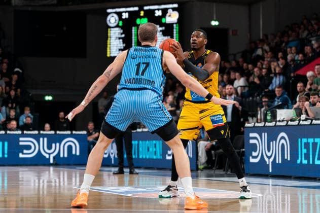 Yorman Polas Bartolo (MHP RIESEN Ludwigsburg, 13) im Dribbling gegen Niklas Wimberg (Veolia Towers Hamburg, 17), GER, Veolia Towers Hamburg vs MHP Riesen Ludwigsburg, Basketball, Bundesliga, Spieltag 8, Saison 2025 2026, 22.11.2025 GER, Veolia Towers Hamburg vs MHP Riesen Ludwigsburg, Basketball, Bundesliga, Spieltag 8, Saison 2025 2026, 22.11.2025 Hamburg Copyright: xEibner-Pressefoto MaxxVincenx EP_MVN
