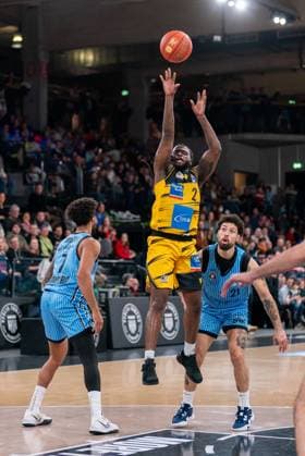Traveon Buchanan (MHP RIESEN Ludwigsburg, 02), Jean-Pierre Tokoto (Veolia Towers Hamburg, 07), Devon Daniels (Veolia Towers Hamburg, 21), GER, Veolia Towers Hamburg vs MHP Riesen Ludwigsburg, Basketball, Bundesliga, Spieltag 8, Saison 2025 2026, 22.11.2025 GER, Veolia Towers Hamburg vs MHP Riesen Ludwigsburg, Basketball, Bundesliga, Spieltag 8, Saison 2025 2026, 22.11.2025 Hamburg Copyright: xEibner-Pressefoto MaxxVincenx EP_MVN