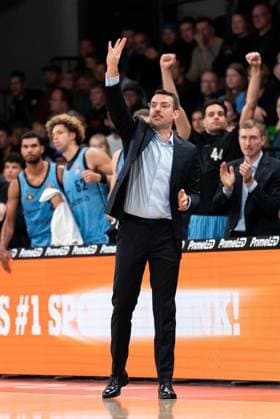 Benka Barloschky (Veolia Towers Hamburg, Trainer) gibt Spieler Anweisungen, GER, Veolia Towers Hamburg vs MHP Riesen Ludwigsburg, Basketball, Bundesliga, Spieltag 8, Saison 2025 2026, 22.11.2025 GER, Veolia Towers Hamburg vs MHP Riesen Ludwigsburg, Basketball, Bundesliga, Spieltag 8, Saison 2025 2026, 22.11.2025 Hamburg Copyright: xEibner-Pressefoto MaxxVincenx EP_MVN