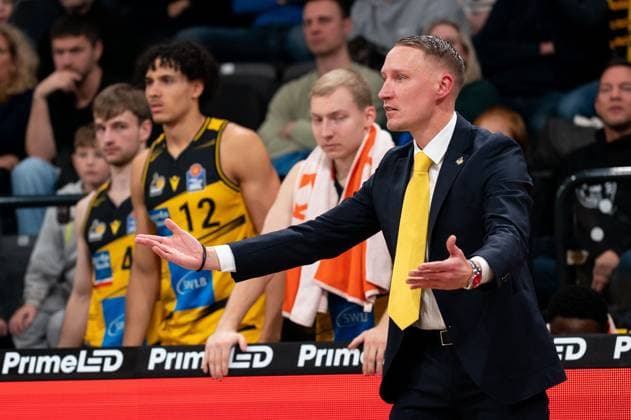 Mikko Riipinen (MHP RIESEN Ludwigsburg, Head-Coach), GER, Veolia Towers Hamburg vs MHP Riesen Ludwigsburg, Basketball, Bundesliga, Spieltag 8, Saison 2025 2026, 22.11.2025 GER, Veolia Towers Hamburg vs MHP Riesen Ludwigsburg, Basketball, Bundesliga, Spieltag 8, Saison 2025 2026, 22.11.2025 Hamburg Copyright: xEibner-Pressefoto MaxxVincenx EP_MVN
