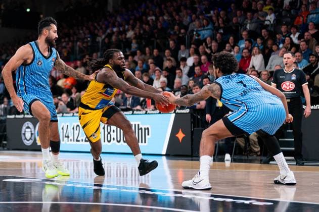 Traveon Buchanan (MHP RIESEN Ludwigsburg, 02) im Zweikampf, Kampf um den Ball mit Jean-Pierre Tokoto (Veolia Towers Hamburg, 07), GER, Veolia Towers Hamburg vs MHP Riesen Ludwigsburg, Basketball, Bundesliga, Spieltag 8, Saison 2025 2026, 22.11.2025 GER, Veolia Towers Hamburg vs MHP Riesen Ludwigsburg, Basketball, Bundesliga, Spieltag 8, Saison 2025 2026, 22.11.2025 Hamburg Copyright: xEibner-Pressefoto MaxxVincenx EP_MVN