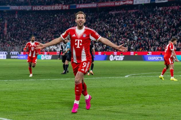 Harry Kane (FC Bayern Muenchen, 9) bejubelt sein Tor zum 4:2 GER, FC Bayern Muenchen vs. SC Freiburg, Fussball, Bundesliga, 11. Spieltag, Spielzeit 2025 2026, 22.11.2025. (DFL DFB REGULATIONS PROHIBIT ANY USE OF PHOTOGRAPHS as IMAGE SEQUENCES and or QUASI-VIDEO). GER, FC Bayern Muenchen vs. SC Freiburg, Fussball, Bundesliga, 11. Spieltag, Spielzeit 2025 2026, 22.11.2025. Muenchen Copyright: xEibner-Pressefoto HeikexFeinerx EP_HFR