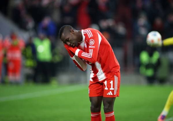 Fussball, Herren, Bundesliga, Saison 2025 2026, FC Bayern München - SC Freiburg, Allianz Arena 5:2 durch Nicolas Jackson (FC Bayern München), Tor, Jubel, Geste, Ruhe, schlafend DFB, DFL regulations prohibit any use of photographs as image sequences and or quasi-video