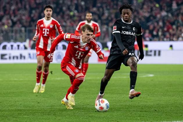 Lennart Karl (FC Bayern Muenchen, 42) gegen Johan Manzambi (SC Freiburg, 44) GER, FC Bayern Muenchen vs. SC Freiburg, Fussball, Bundesliga, 11. Spieltag, Spielzeit 2025 2026, 22.11.2025. (DFL DFB REGULATIONS PROHIBIT ANY USE OF PHOTOGRAPHS as IMAGE SEQUENCES and or QUASI-VIDEO). GER, FC Bayern Muenchen vs. SC Freiburg, Fussball, Bundesliga, 11. Spieltag, Spielzeit 2025 2026, 22.11.2025. Muenchen Copyright: xEibner-Pressefoto HeikexFeinerx EP_HFR