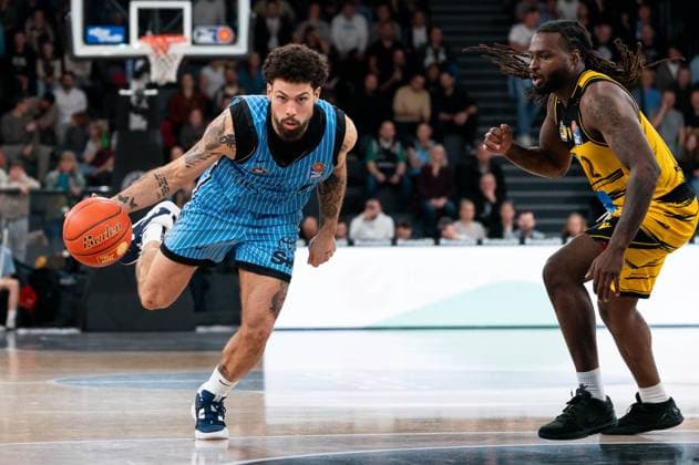 Devon Daniels (Veolia Towers Hamburg, 21) im Dribbling gegen Traveon Buchanan (MHP RIESEN Ludwigsburg, 02), GER, Veolia Towers Hamburg vs MHP Riesen Ludwigsburg, Basketball, Bundesliga, Spieltag 8, Saison 2025 2026, 22.11.2025 GER, Veolia Towers Hamburg vs MHP Riesen Ludwigsburg, Basketball, Bundesliga, Spieltag 8, Saison 2025 2026, 22.11.2025 Hamburg Copyright: xEibner-Pressefoto MaxxVincenx EP_MVN