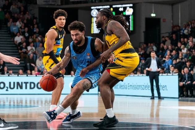Devon Daniels (Veolia Towers Hamburg, 21) im Dribbling, Traveon Buchanan (MHP RIESEN Ludwigsburg, 02), GER, Veolia Towers Hamburg vs MHP Riesen Ludwigsburg, Basketball, Bundesliga, Spieltag 8, Saison 2025 2026, 22.11.2025 GER, Veolia Towers Hamburg vs MHP Riesen Ludwigsburg, Basketball, Bundesliga, Spieltag 8, Saison 2025 2026, 22.11.2025 Hamburg Copyright: xEibner-Pressefoto MaxxVincenx EP_MVN