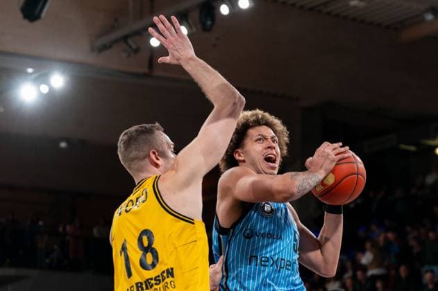 Zacharie Perrin (Veolia Towers Hamburg, 52) im Zweikampf mit Jonas Wohlfarth-Bottermann (MHP RIESEN Ludwigsburg, 18), GER, Veolia Towers Hamburg vs MHP Riesen Ludwigsburg, Basketball, Bundesliga, Spieltag 8, Saison 2025 2026, 22.11.2025 GER, Veolia Towers Hamburg vs MHP Riesen Ludwigsburg, Basketball, Bundesliga, Spieltag 8, Saison 2025 2026, 22.11.2025 Hamburg Copyright: xEibner-Pressefoto MaxxVincenx EP_MVN