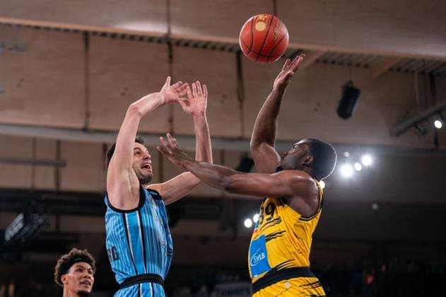 Benedikt Turudic (Veolia Towers Hamburg, 44) beim Wurf, Maxwell Dongmo Temoka (MHP RIESEN Ludwigsburg, 39), GER, Veolia Towers Hamburg vs MHP Riesen Ludwigsburg, Basketball, Bundesliga, Spieltag 8, Saison 2025 2026, 22.11.2025 GER, Veolia Towers Hamburg vs MHP Riesen Ludwigsburg, Basketball, Bundesliga, Spieltag 8, Saison 2025 2026, 22.11.2025 Hamburg Copyright: xEibner-Pressefoto MaxxVincenx EP_MVN