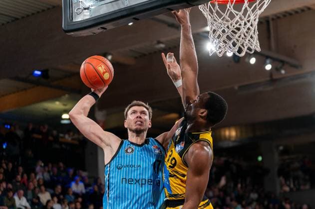 Niklas Wimberg (Veolia Towers Hamburg, 17) beim Korbleger gegen Maxwell Dongmo Temoka (MHP RIESEN Ludwigsburg, 39), GER, Veolia Towers Hamburg vs MHP Riesen Ludwigsburg, Basketball, Bundesliga, Spieltag 8, Saison 2025 2026, 22.11.2025 GER, Veolia Towers Hamburg vs MHP Riesen Ludwigsburg, Basketball, Bundesliga, Spieltag 8, Saison 2025 2026, 22.11.2025 Hamburg Copyright: xEibner-Pressefoto MaxxVincenx EP_MVN