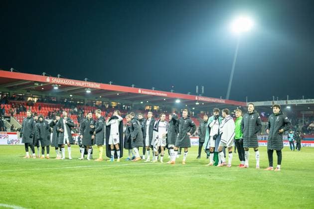 Die Gladbacher mit Ihrem genesenen Kapitaen Tim Kleindienst (Borussia Moenchengladbach, 11) bei Igren Fans, GER, 1. FC Heidenheim vs. Borussia Moenchengladbach, Fussball, Bundesliga, 11. Spieltag, Spielzeit 2025 2026, 22.11.2025, DFL DFB REGULATIONS PROHIBIT ANY USE OF PHOTOGRAPHS AS IMAGE SEQUENCES AND OR QUASI-VIDEO, GER, 1. FC Heidenheim vs. Borussia Moenchengladbach, Fussball, Bundesliga, 11. Spieltag, Spielzeit 2025 2026, 22.11.2025 Heidenheim Copyright: xEibner-Pressefotox EP_EER