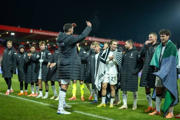 Die Gladbacher mit Ihrem genesenen Kapitaen Tim Kleindienst (Borussia Moenchengladbach, 11) bei Igren Fans, GER, 1. FC Heidenheim vs. Borussia Moenchengladbach, Fussball, Bundesliga, 11. Spieltag, Spielzeit 2025 2026, 22.11.2025, DFL DFB REGULATIONS PROHIBIT ANY USE OF PHOTOGRAPHS AS IMAGE SEQUENCES AND OR QUASI-VIDEO, GER, 1. FC Heidenheim vs. Borussia Moenchengladbach, Fussball, Bundesliga, 11. Spieltag, Spielzeit 2025 2026, 22.11.2025 Heidenheim Copyright: xEibner-Pressefotox EP_EER
