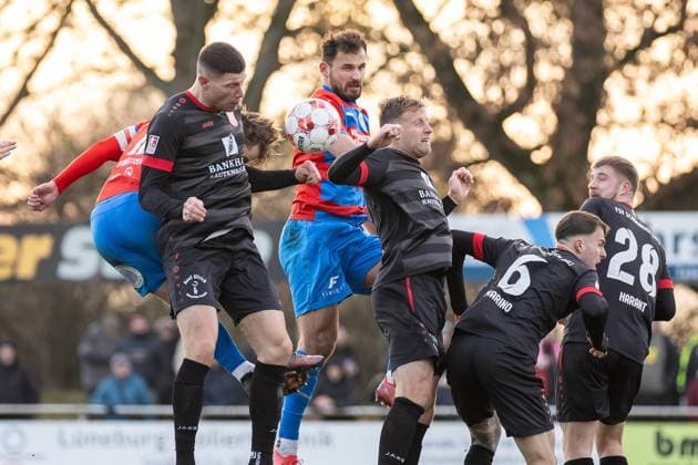 Fussball I Herren I Saison 2025-2026 I Regionalliga Nord I 20. Spieltag I SV Drochtersen-Assel - FSV Schöningen l I 22.11.2025 Dimitar Milushev (44, FSV Schöningen), Nico Von Der Reith (12, SV Drochtersen Assel), Haris Hyseni (10, SV Drochtersen Assel), Brian Behrendt (3, FSV Schöningen), Luca Biagio Marino (6, FSV Schöningen), Philipp Herant (28, FSV Schöningen) Drochtersen Kehdinger Stadion Niedersachsen Deutschland Copyright: xLobeca JörgxStruwex