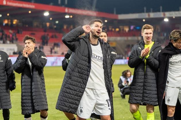 Tim Kleindienst (Borussia Mönchengladbach, 11) feiert den Sieg mit dem Team, GER, 1. FC Heidenheim 1846 vs. Borussia Mönchengladbach, Fussball, 1. Bundesliga, 11. Spieltag, Spielzeit 2025 2026, 22.11.2025, DFL REGULATIONS PROHIBIT ANY USE OF PHOTOGRAPHS AS IMAGE SEQUENCES AND OR QUASI-VIDEO, GER, 1. FC Heidenheim 1846 vs. Borussia Mönchengladbach, Fussball, 1. Bundesliga, 11. Spieltag, Spielzeit 2025 2026, 22.11.2025, Heidenheim Copyright: xEibner-Pressefoto EdwardxCheungx EP_ECG
