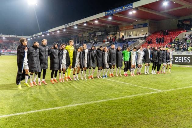 Jubel der Gladbacher vor der Gaestekurve nach dem Sieg, GER, 1. FC Heidenheim 1846 vs. Borussia Mönchengladbach, Fussball, 1. Bundesliga, 11. Spieltag, Spielzeit 2025 2026, 22.11.2025, DFL REGULATIONS PROHIBIT ANY USE OF PHOTOGRAPHS AS IMAGE SEQUENCES AND OR QUASI-VIDEO, GER, 1. FC Heidenheim 1846 vs. Borussia Mönchengladbach, Fussball, 1. Bundesliga, 11. Spieltag, Spielzeit 2025 2026, 22.11.2025, Heidenheim Copyright: xEibner-Pressefoto EdwardxCheungx EP_ECG