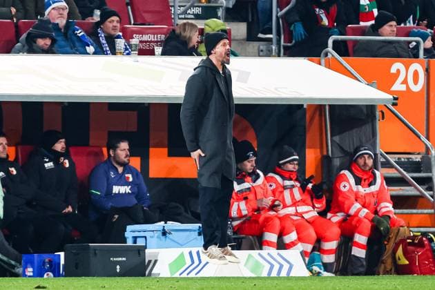 Sandro Wagner (FC Augsburg, Cheftrainer) hebt ab und geht in die Luft, Augsburg fuehrt 1:0 GER, FC Augsburg vs. Hamburger SV, 1.Bundesliga Fussball, 11. Spieltag, Saison 2025 2026, 22.11.2025 DFB DFL REGULATIONS PROHIBIT ANY USE OF PHOTOGRAPHS AS IMAGE SEQUENCES AND OR QUASI-VIDEO GER, FC Augsburg vs. Hamburger SV, 1.Bundesliga Fussball, 11. Spieltag, Saison 2025 2026, 22.11.2025 Augsburg Copyright: xEibner-Pressefoto RogerxBuerkex EP_RBE