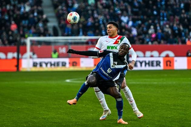 GER, 1. FBL, FC Augsburg vs Hamburger SV 22.11.2025, WWK-Arena, Augsburg, GER, 1. FBL, FC Augsburg vs Hamburger SV, im Bild Noahkai Banks (FC Augsburg, 40), Jean-Luc Dompe (Hamburger SV, 7)