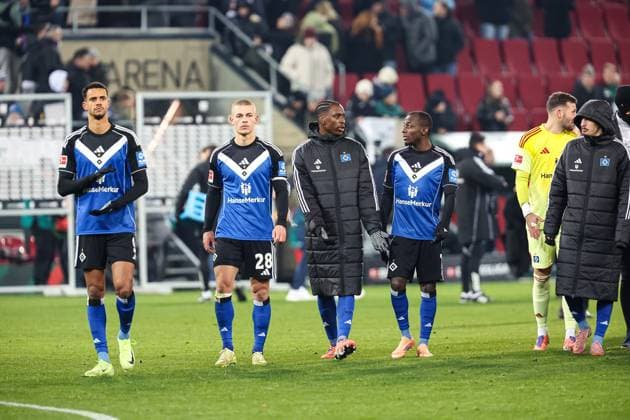 Endstand 1:0 fuer Augsburg. Der HSV verliert im Auswaertsspiel gegen den FCA Miro Muheim (Hamburger SV, 28), Robert Glatzel (Hamburger SV, 09), Jean Luc Dompe (Hamburger SV, 07) GER, FC Augsburg vs. Hamburger SV, 1.Bundesliga Fussball, 11. Spieltag, Saison 2025 2026, 22.11.2025 DFB DFL REGULATIONS PROHIBIT ANY USE OF PHOTOGRAPHS AS IMAGE SEQUENCES AND OR QUASI-VIDEO GER, FC Augsburg vs. Hamburger SV, 1.Bundesliga Fussball, 11. Spieltag, Saison 2025 2026, 22.11.2025 Augsburg Copyright: xEibner-Pressefoto RogerxBuerkex EP_RBE