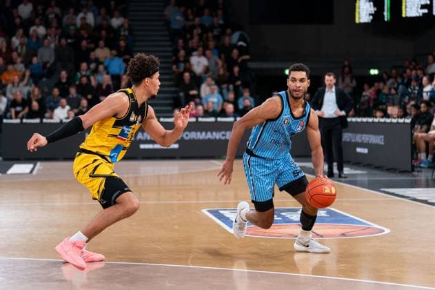 Kenneth Ogbe (Veolia Towers Hamburg, 25) im Dribbling, Brandon Tischler (MHP RIESEN Ludwigsburg, 24), GER, Veolia Towers Hamburg vs MHP Riesen Ludwigsburg, Basketball, Bundesliga, Spieltag 8, Saison 2025 2026, 22.11.2025 GER, Veolia Towers Hamburg vs MHP Riesen Ludwigsburg, Basketball, Bundesliga, Spieltag 8, Saison 2025 2026, 22.11.2025 Hamburg Copyright: xEibner-Pressefoto MaxxVincenx EP_MVN