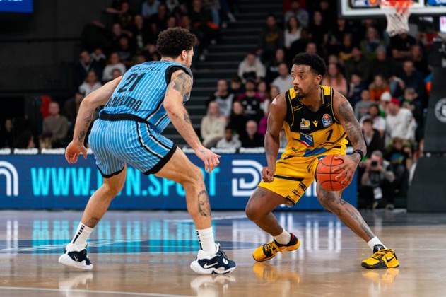 Elijah Hughes (MHP RIESEN Ludwigsburg, 07) im Dribbling gegen Devon Daniels (Veolia Towers Hamburg, 21), GER, Veolia Towers Hamburg vs MHP Riesen Ludwigsburg, Basketball, Bundesliga, Spieltag 8, Saison 2025 2026, 22.11.2025 GER, Veolia Towers Hamburg vs MHP Riesen Ludwigsburg, Basketball, Bundesliga, Spieltag 8, Saison 2025 2026, 22.11.2025 Hamburg Copyright: xEibner-Pressefoto MaxxVincenx EP_MVN