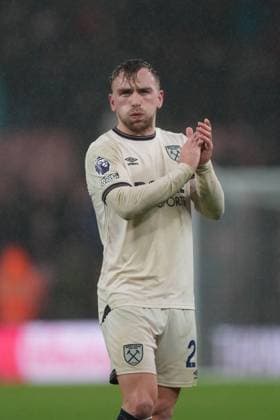 Jarrod Bowen of West Ham United claps to the fans at the end of the game. AFC Bournemouth v West Ham United, Premier League, Football, Vitality Stadium, Bournemouth, UK - 22 Nov 2025Bournemouth Vitality Stadium United Kingdom EDITORIAL USE ONLY No use with unauthorised audio, video, data, fixture lists, club league logos or live services. Online in-match use limited to 120 images, no video emulation. No use in betting, games or single club league player publications. Copyright: xSeanxRyan Shutterstockx 15860645bl