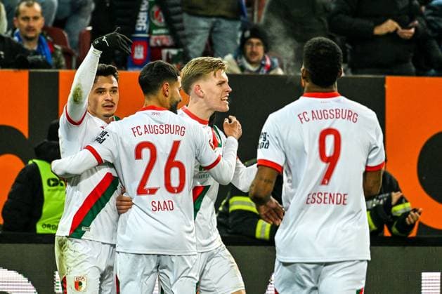 GER, 1. FBL, FC Augsburg vs Hamburger SV 22.11.2025, WWK-Arena, Augsburg, GER, 1. FBL, FC Augsburg vs Hamburger SV, im Bild Torjubel nach Tor zum 1:0, Anton Kade (FC Augsburg, 30), Elias Saad (FC Augsburg, 26), Anton Kade (FC Augsburg, 30), Samuel Essende (FC Augsburg, 9)