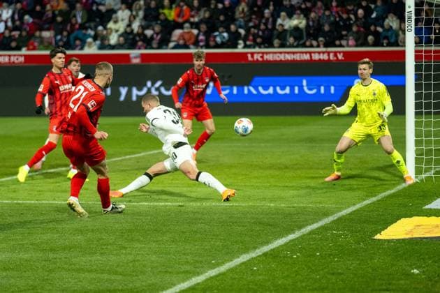 Adrian Beck (FC Heidenheim, 21), Moritz Nicolas (Borussia Moenchengladbach, 33), Jan Schoeppner (FC Heidenheim, 03), GER, 1. FC Heidenheim vs. Borussia Moenchengladbach, Fussball, Bundesliga, 11. Spieltag, Spielzeit 2025 2026, 22.11.2025, DFL DFB REGULATIONS PROHIBIT ANY USE OF PHOTOGRAPHS AS IMAGE SEQUENCES AND OR QUASI-VIDEO, GER, 1. FC Heidenheim vs. Borussia Moenchengladbach, Fussball, Bundesliga, 11. Spieltag, Spielzeit 2025 2026, 22.11.2025 Heidenheim Copyright: xEibner-Pressefotox EP_EER