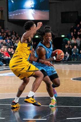 Leonard Thorpe Jr. (Veolia Towers Hamburg, 02) im Dribbling gegen Elijah Hughes (MHP RIESEN Ludwigsburg, 07), GER, Veolia Towers Hamburg vs MHP Riesen Ludwigsburg, Basketball, Bundesliga, Spieltag 8, Saison 2025 2026, 22.11.2025 GER, Veolia Towers Hamburg vs MHP Riesen Ludwigsburg, Basketball, Bundesliga, Spieltag 8, Saison 2025 2026, 22.11.2025 Hamburg Copyright: xEibner-Pressefoto MaxxVincenx EP_MVN