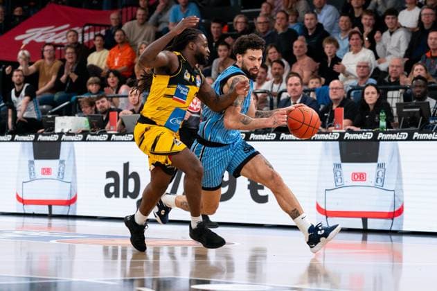 Devon Daniels (Veolia Towers Hamburg, 21) im Dribbling gegen Traveon Buchanan (MHP RIESEN Ludwigsburg, 02), GER, Veolia Towers Hamburg vs MHP Riesen Ludwigsburg, Basketball, Bundesliga, Spieltag 8, Saison 2025 2026, 22.11.2025 GER, Veolia Towers Hamburg vs MHP Riesen Ludwigsburg, Basketball, Bundesliga, Spieltag 8, Saison 2025 2026, 22.11.2025 Hamburg Copyright: xEibner-Pressefoto MaxxVincenx EP_MVN