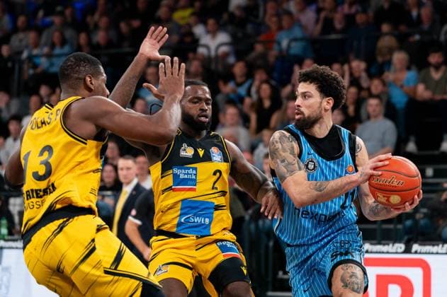 Devon Daniels (Veolia Towers Hamburg, 21) im Dribbling gegen Traveon Buchanan (MHP RIESEN Ludwigsburg, 02) und Yorman Polas Bartolo (MHP RIESEN Ludwigsburg, 13), GER, Veolia Towers Hamburg vs MHP Riesen Ludwigsburg, Basketball, Bundesliga, Spieltag 8, Saison 2025 2026, 22.11.2025 GER, Veolia Towers Hamburg vs MHP Riesen Ludwigsburg, Basketball, Bundesliga, Spieltag 8, Saison 2025 2026, 22.11.2025 Hamburg Copyright: xEibner-Pressefoto MaxxVincenx EP_MVN