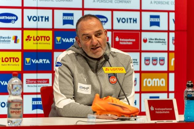 Frank Schmidt (FC Heidenheim, Chef-Trainer) Interview, Pressekonferenz, GER, 1. FC Heidenheim 1846 vs. Borussia Mönchengladbach, Fussball, 1. Bundesliga, 11. Spieltag, Spielzeit 2025 2026, 22.11.2025, DFL REGULATIONS PROHIBIT ANY USE OF PHOTOGRAPHS AS IMAGE SEQUENCES AND OR QUASI-VIDEO, GER, 1. FC Heidenheim 1846 vs. Borussia Mönchengladbach, Fussball, 1. Bundesliga, 11. Spieltag, Spielzeit 2025 2026, 22.11.2025, Heidenheim Copyright: xEibner-Pressefoto EdwardxCheungx EP_ECG