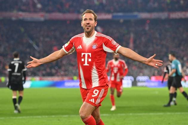 Torjubel Harry KANE (Bayern Muenchen) nach Tor zum 4-2 , Aktion,Einzelbild,angeschnittenes Einzelmotiv,Halbfigur,halbe Figur. Jubel,Freude,Begeisterung, Fussball 1. Bundesliga Saison 2025 2026, 11.Spieltag, Spieltag11 FC Bayern Muenchen - SC Freiburg 6-2 am 22.11.2025 , A L L I A N Z A R E N A.