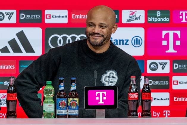 Julian Schuster (Chef-Trainer, SC Freiburg) grinsend bei der Pressekonferenz nach dem Spiel GER, FC Bayern Muenchen vs. SC Freiburg, Fussball, Bundesliga, 11. Spieltag, Spielzeit 2025 2026, 22.11.2025. (DFL DFB REGULATIONS PROHIBIT ANY USE OF PHOTOGRAPHS as IMAGE SEQUENCES and or QUASI-VIDEO). GER, FC Bayern Muenchen vs. SC Freiburg, Fussball, Bundesliga, 11. Spieltag, Spielzeit 2025 2026, 22.11.2025. Muenchen Copyright: xEibner-Pressefoto HeikexFeinerx EP_HFR
