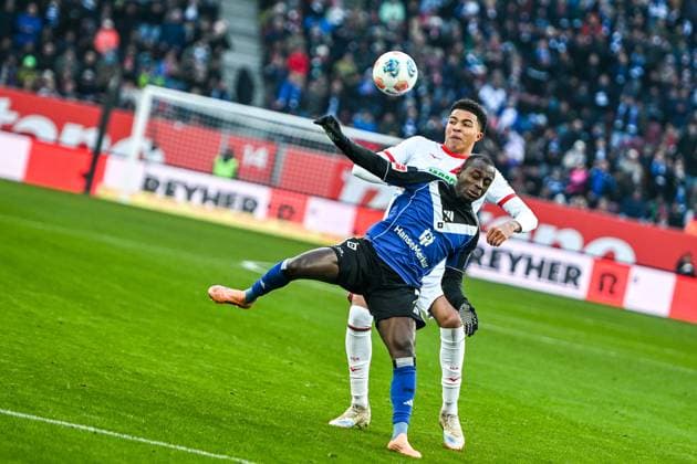 GER, 1. FBL, FC Augsburg vs Hamburger SV 22.11.2025, WWK-Arena, Augsburg, GER, 1. FBL, FC Augsburg vs Hamburger SV, im Bild Noahkai Banks (FC Augsburg, 40), Jean-Luc Dompe (Hamburger SV, 7)