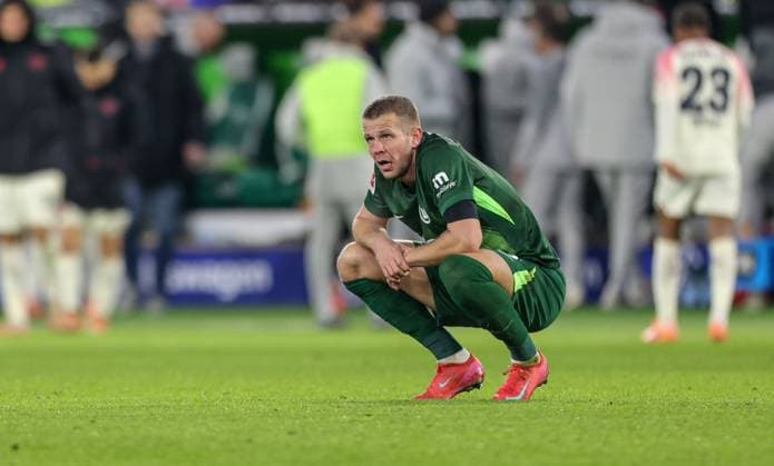 DEU, Wolfsburg, VfL Wolfsburg vs Bayer Leverkusen, Bundesliga, DFB, Saison 2526, Volkswagen Arena, 11. Spieltag, im Bild: Enttäuschung nach der Niederlage, Frust und Trauer bei Denis Vavro (VfL Wolfsburg 3) DFB DFL REGULATIONS PROHIBIT ANY USE OF PHOTOGRAPHS AS IMAGE SEQUENCES AND OR QUASI-VIDEO, 22.11.2025 Copyright: HMBxMedia HendrikxHamelau