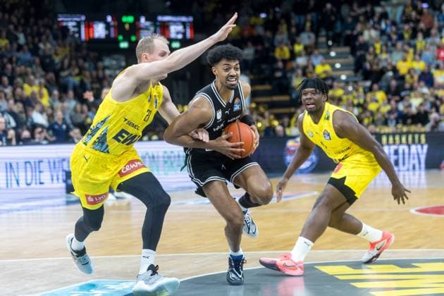 Oldenburg, Niedersachsen, DEU, 22.11.2025, Ibi Watson (Mitte, BMA365 Bamberg Baskets), Seth Hinrichs (links, EWE Baskets Oldenburg) und Brian Fobbs (rechts, EWE Baskets Oldenburg). EWE Baskets Oldenburg vs. BMA365 Bamberg Baskets. 1. Basketball-Bundesliga Saison 2025 2026, 8. Spieltag, Grosse EWE Arena. EWE Baskets Oldenburg vs. BMA365 Bamberg Baskets