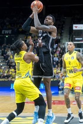 Oldenburg, Niedersachsen, DEU, 22.11.2025, Ejiofor Onu (Mitte, BMA365 Bamberg Baskets), James Woodard (links, EWE Baskets Oldenburg) und Michale Kyser (rechts, EWE Baskets Oldenburg). EWE Baskets Oldenburg vs. BMA365 Bamberg Baskets. 1. Basketball-Bundesliga Saison 2025 2026, 8. Spieltag, Grosse EWE Arena. EWE Baskets Oldenburg vs. BMA365 Bamberg Baskets