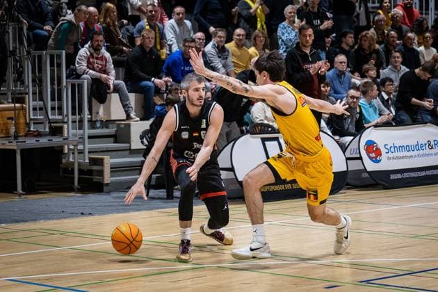 Martin Bogdanov (SBB Baskets, 06) Gian Bahattin Aydinoglu (Bozic Estriche Knights Kirchheim, 04) GER, Bozic Estriche Knights Kirchheim vs. SBB Baskets, BARMER 2. Basketball Bundesliga, 10. Spieltag, Saison 2025 2026, 22.11.2025 GER, Bozic Estriche Knights Kirchheim vs. SBB Baskets, BARMER 2. Basketball Bundesliga, 10. Spieltag, Saison 2025 2026, 22.11.2025 Kirchheim an der Teck Copyright: xEibner-Pressefoto NinaxSanderx EP_NSR