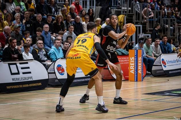 Aeneas Jung (Bozic Estriche Knights Kirchheim, 19) Daivien Latrell Williamson (SBB Baskets, 07) GER, Bozic Estriche Knights Kirchheim vs. SBB Baskets, BARMER 2. Basketball Bundesliga, 10. Spieltag, Saison 2025 2026, 22.11.2025 GER, Bozic Estriche Knights Kirchheim vs. SBB Baskets, BARMER 2. Basketball Bundesliga, 10. Spieltag, Saison 2025 2026, 22.11.2025 Kirchheim an der Teck Copyright: xEibner-Pressefoto NinaxSanderx EP_NSR