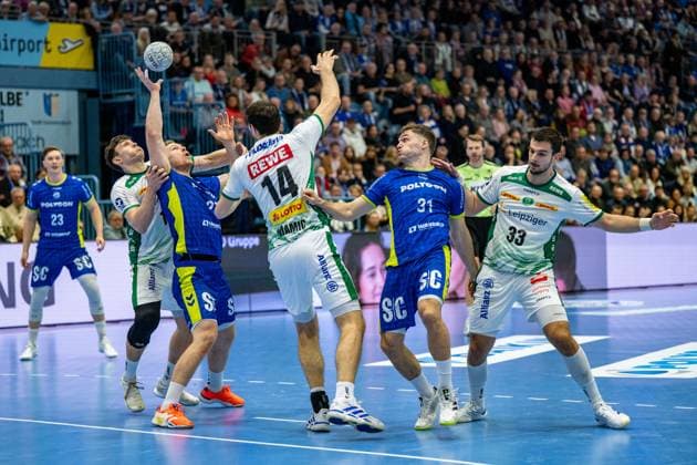 Daikin Handball Bundesliga, VfL Gummersbach - SC DHfK Leipzig 22.11.2025 Kristjan Horžen (VfL Gummersbach, 27), Marko Mami? (SC DHfK Leipzig, 14), Kay Smits (VfL Gummersbach, 31), Luka Rogan (SC DHfK Leipzig, 33), ; Daikin Handball Bundesliga, VfL Gummersbach - SC DHfK Leipzig 22.11.2025 Copyright: xBEAUTIFULxSPORTS Erlhofx